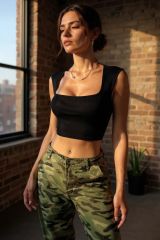 Kadın Siyah Kare Yaka Kalınlaşan Omuz Detaylı Crop Top Bluz